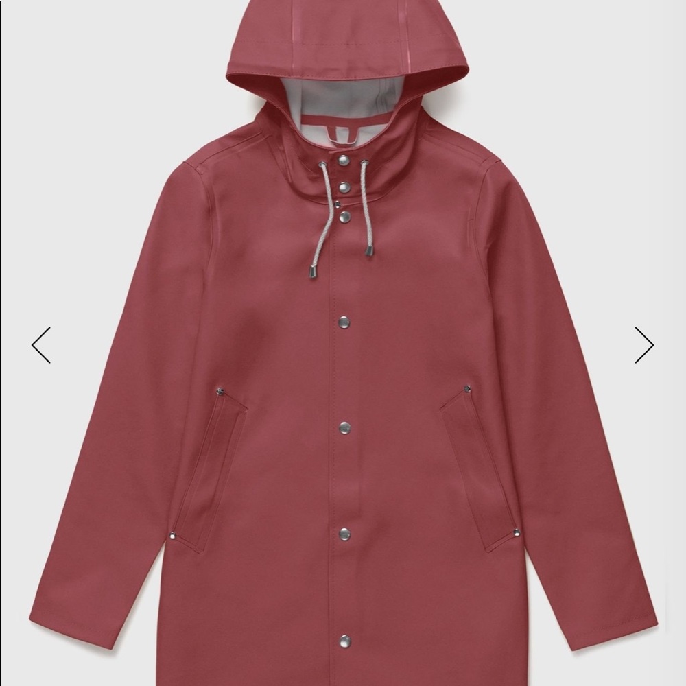 UNISEX Stutterheim Stockholm Raincoat in Burgundy